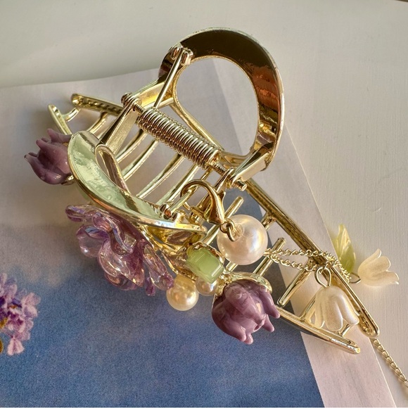 Vintage Magnolia Acrylic Flowers Gold Extra Large Claw Clip w/ Dangling Charms - Picture 5 of 7